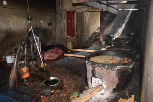 Đồng Nai: Bắt quả tang một cơ sở chế biến dầu mỡ bẩn