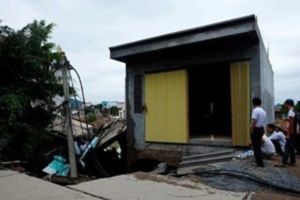 Hà Nội: Sụt lún nghiêm trọng đê Mỹ Hà, khẩn cấp di dời 9 hộ dân - Hình 1