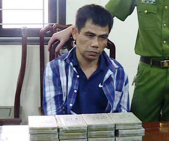 Nghệ An: Bắt đối tượng vận chuyển 12 bánh heroin trang bị súng k59