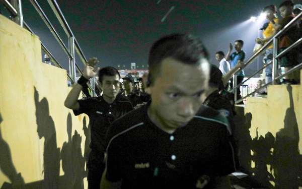 Vòng 7 V.League: Tổ trọng tài rời sân dưới sự hộ tống của cảnh sát cơ động - Hình 3