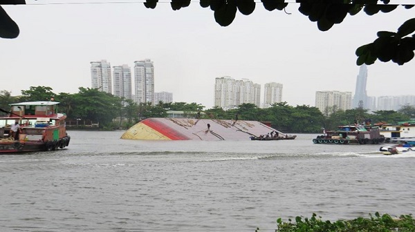 Điều tra nguyên nhân sà lan nặng 1200 tấn lật úp trên sông Sài Gòn - Hình 1