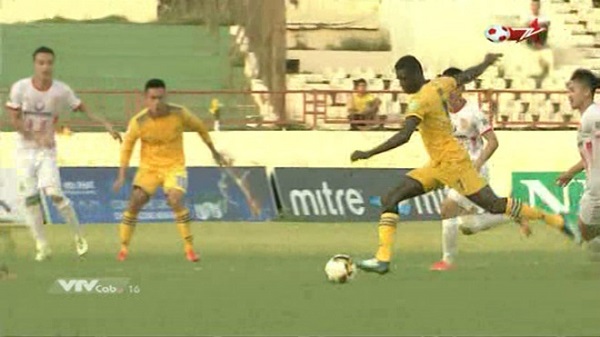 Sỹ Minh lập siêu phẩm đá phạt, Nam Định hạ đẹp SLNA