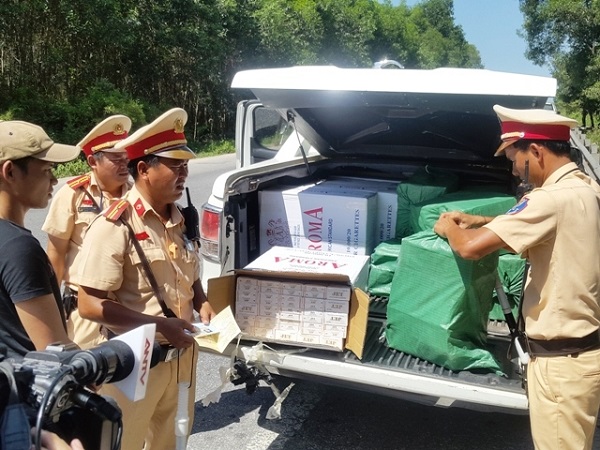 Tây Ninh: Bắt quả tang đối tượng ngoại quốc vận chuyển thuốc lá lậu