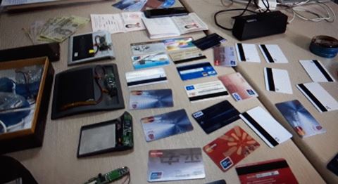 Quảng Ninh: Bắt quả tang 1 người Trung Quốc đang dùng thẻ ATM giả rút tiền - Hình 2