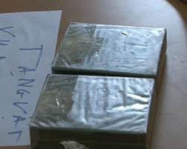 Sơn La: Bắt hai đối tượng tàng trữ trái phép 2 bánh heroin - Hình 1