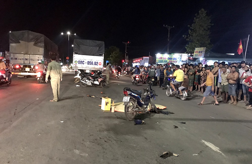 Va chạm với xe tải, thiếu niên 16 tuổi tử vong dưới bánh xe