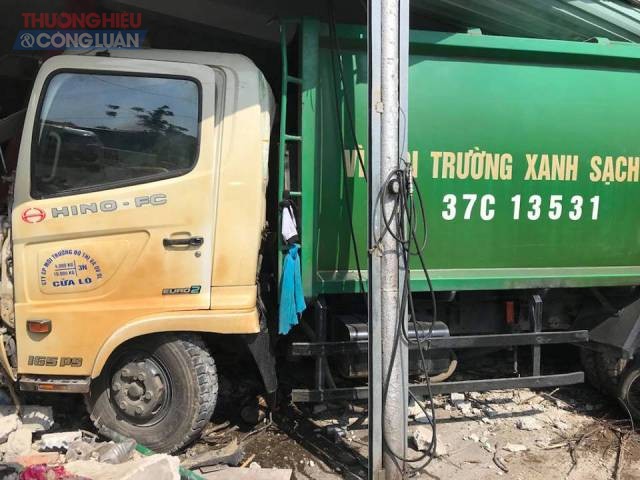 Nghệ An: Xe chở rác đâm vào nhà dân, 3 người bị thương - Hình 2