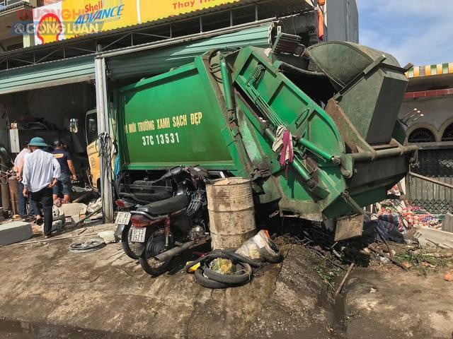 Nghệ An: Xe chở rác đâm vào nhà dân, 3 người bị thương - Hình 1