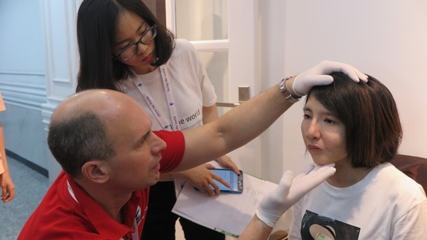 Bệnh viện Hồng Ngọc kết hợp chuyên gia Anh phẫu thuật miễn phí cho trẻ em nghèo