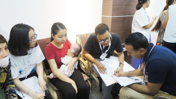 Bệnh viện Hồng Ngọc kết hợp chuyên gia Anh phẫu thuật miễn phí cho trẻ em nghèo - Hình 2