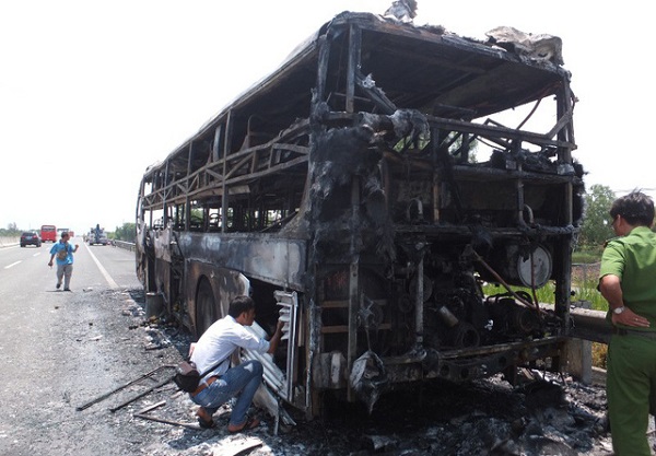 Xe giường nằm bất ngờ bốc cháy, 18 hành khách thoát chết