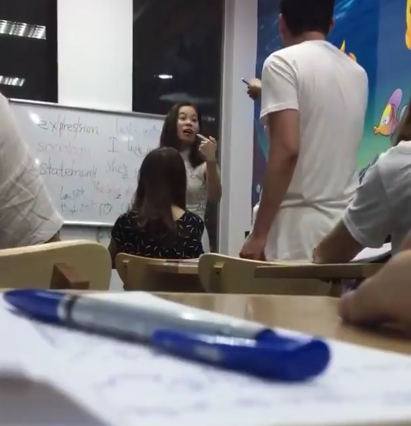 Giáo viên tiếng anh chửi học viên là “óc lợn”?