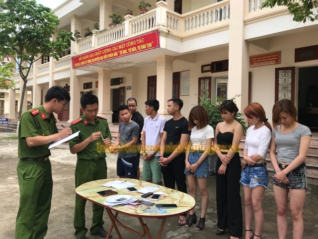 Ninh Bình: Bắt nhóm đối tượng với nhiều "nữ 9X" sử dụng thuốc lắc trong quán karaoke