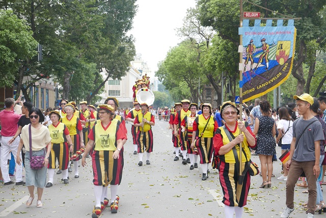 Ngôi làng châu Âu thu nhỏ giữa lòng Hà Nội - Hình 1
