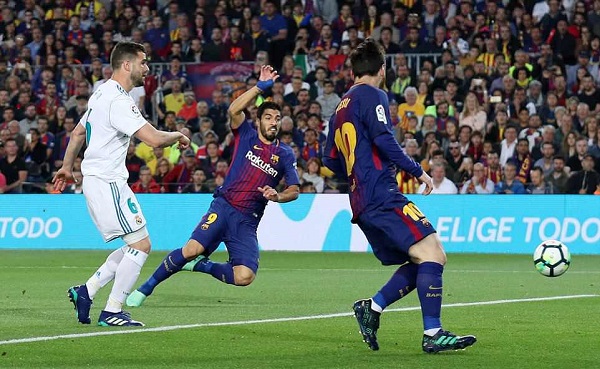 Messi & Ronaldo cùng ‘nổ súng’, El Clasico nhuộm máu bạo lực - Hình 1