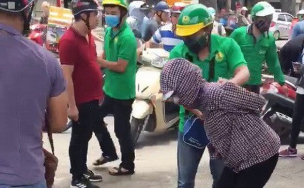 Mật phục, tóm gọn nhóm “nữ quái” chuyên móc túi người đi đường ở Ngã Tư Sở