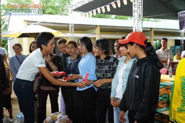 Hoa hậu H’Hen Niê quyên góp từ thiện xây chùa tại tỉnh Lâm Đồng - Hình 4