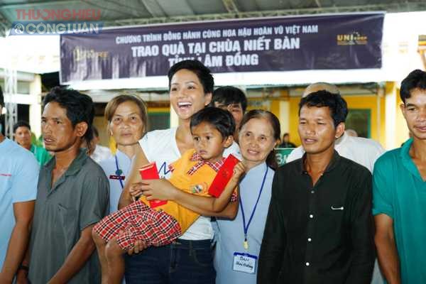 Hoa hậu H’Hen Niê quyên góp từ thiện xây chùa tại tỉnh Lâm Đồng - Hình 5