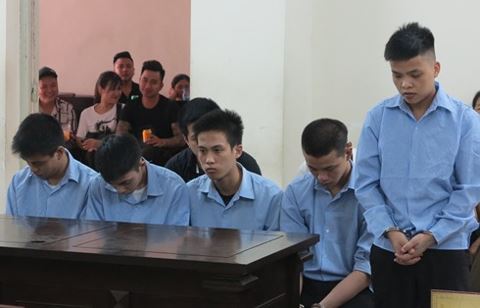 Bị khách hát gây gổ, nhân viên quán karaoke gọi người đến gây ra án mạng