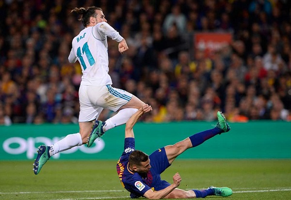 Messi & Ronaldo cùng ‘nổ súng’, El Clasico nhuộm máu bạo lực - Hình 2