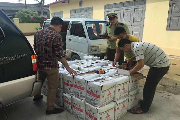 Lạng Sơn: Thu giữ hàng nghìn sản phẩm thực phẩm nhập lậu có xuất xứ Trung Quốc - Hình 1