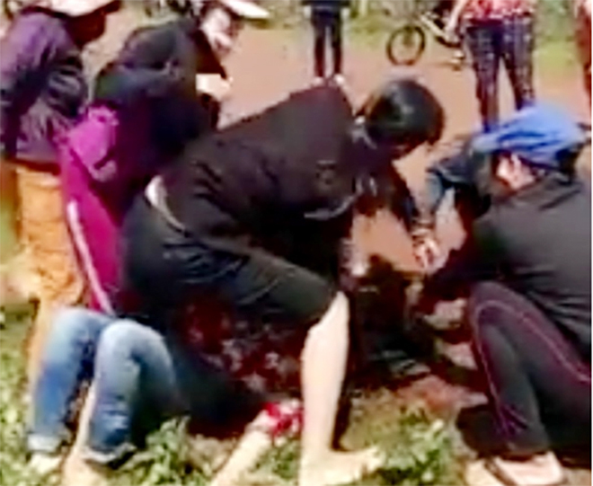 Lột quần áo, quay clip "tình địch", hai phụ nữ đánh ghen bị bắt