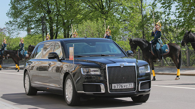 Dàn xe “khủng” phục vụ các đời Tổng thống Nga - Hình 9