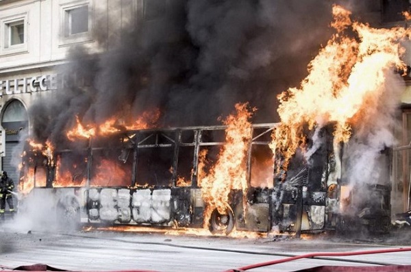 Italy: Xe buýt chở khách bốc cháy và phát nổ tại trung tâm thủ đô - Hình 1
