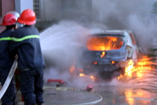 Khách tháo chạy khi ô tô bất ngờ bốc cháy ở khách sạn