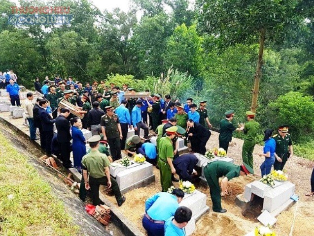 Hà Tĩnh: An táng 12 hài cốt liệt sĩ hy sinh tại Lào - Hình 1