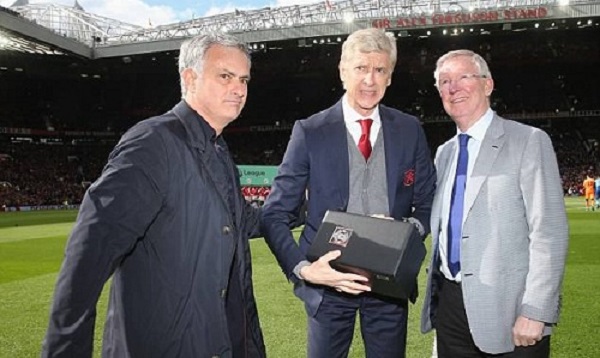 Cựu HLV Sir Alex Ferguson đã có thể ngồi dậy nói chuyện sau ca phẫu thuật xuất huyết não