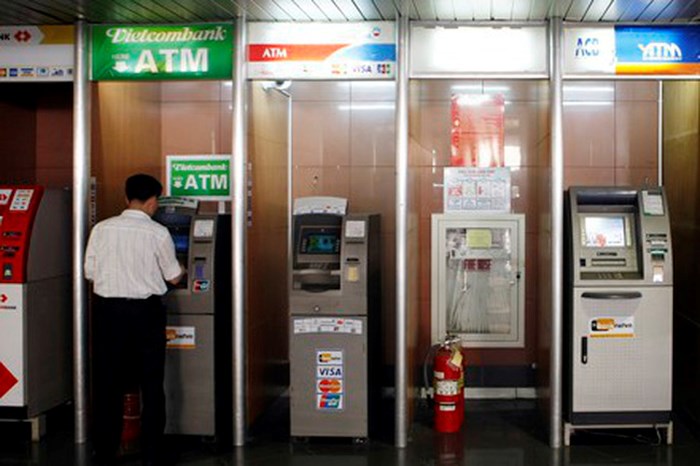 Ngân hàng Nhà nước chỉ đạo dừng tăng phí rút tiền ATM nội mạng - Hình 1