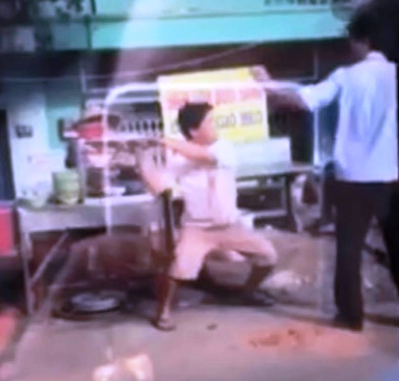 Đi dẹp trật tự vỉa hè, một cán bộ bị người vi phạm dùng búa tấn công