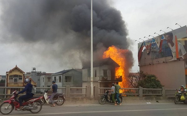 Hà Nội: Cháy nhà dân, nhiều người bị thương vong - Hình 1