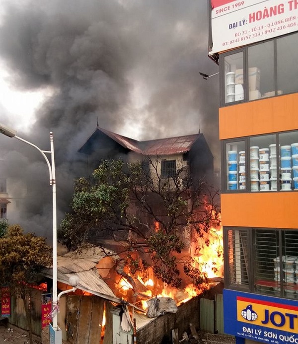 Hà Nội: Cháy nhà dân, nhiều người bị thương vong - Hình 2