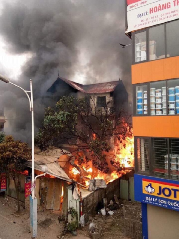 Vụ cháy nhà 3 tầng ở Hà Nội: Chủ nhà buôn bán gas trái phép - Hình 1