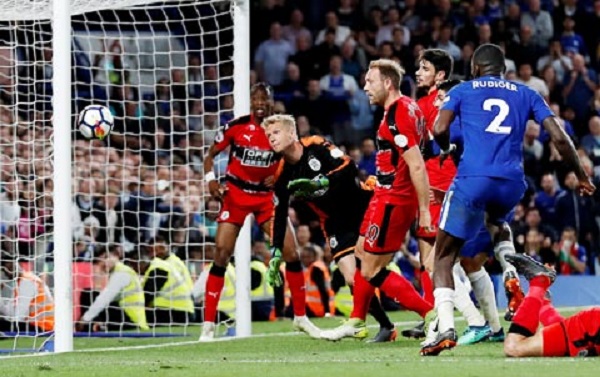 Để Huddersfield cầm chân, Chelsea hẹp cửa vào Top 4