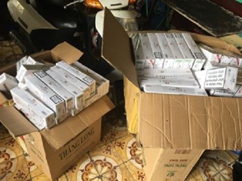 Bắt khẩn cấp một đối tượng vận chuyển 5.690 bao thuốc lá ngoại nhập lậu