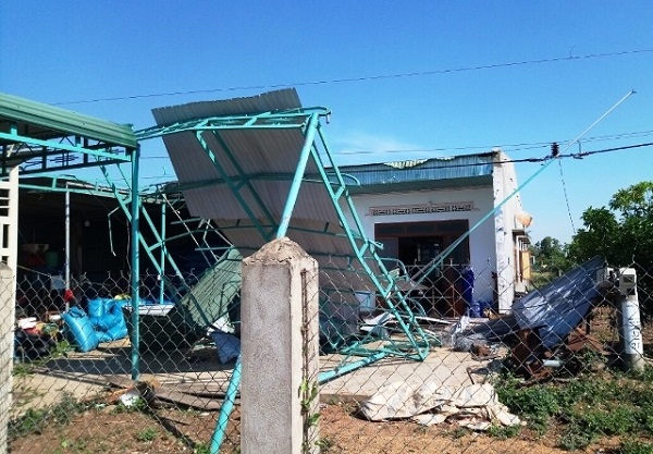 Đắk Lắk: Lốc xoáy 'càn quét', tàn phá nặng nề huyện biên giới Ea Súp - Hình 1