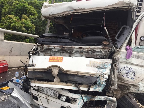 Hầm Hải Vân tắc nghiêm trọng do tai nạn liên hoàn