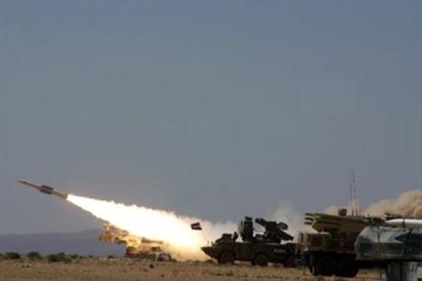 Israel lại phóng hàng chục tên lửa vào Syria, Iran giận dữ đáp trả - Hình 1