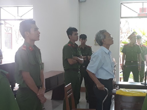 Cựu giám đốc ngân hàng 78 tuổi dâm ô trẻ em bất ngờ được giảm án