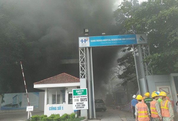 Cháy lớn tại Bệnh Viện Việt Pháp, công nhân nháo nhác tháo chạy - Hình 1