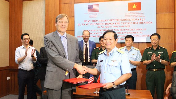 Việt - Mỹ ký kết thỏa thuận xử lý dioxin tại sân bay Biên Hòa - Hình 1