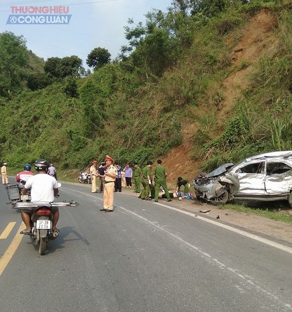 Tai nạn nghiêm trọng giữa 3 xe ô tô và 1 xe máy, nhiều người thương vong - Hình 2
