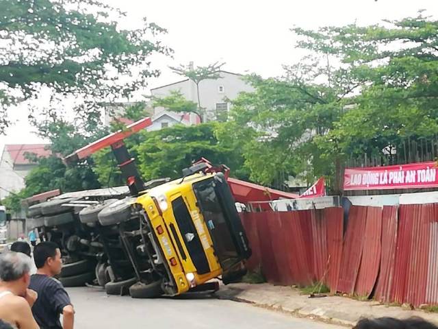 Nghệ An: Xe tự hành đổ sụp lên công trình xây dựng