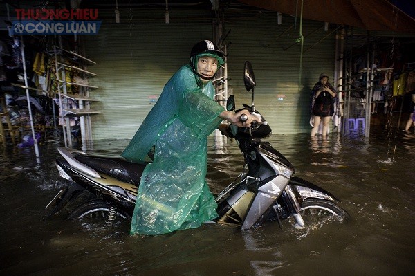 Hà Nội mưa lớn, Chợ nhà xanh 