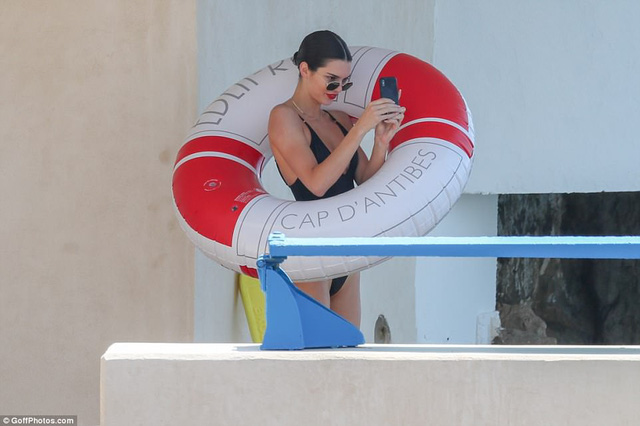 Kendall Jenner khoe dáng gợi cảm tại Cannes - Hình 3