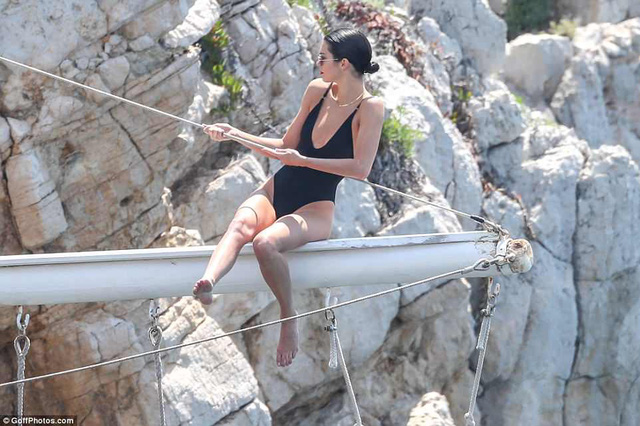 Kendall Jenner khoe dáng gợi cảm tại Cannes - Hình 4