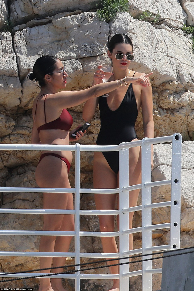 Kendall Jenner khoe dáng gợi cảm tại Cannes - Hình 5